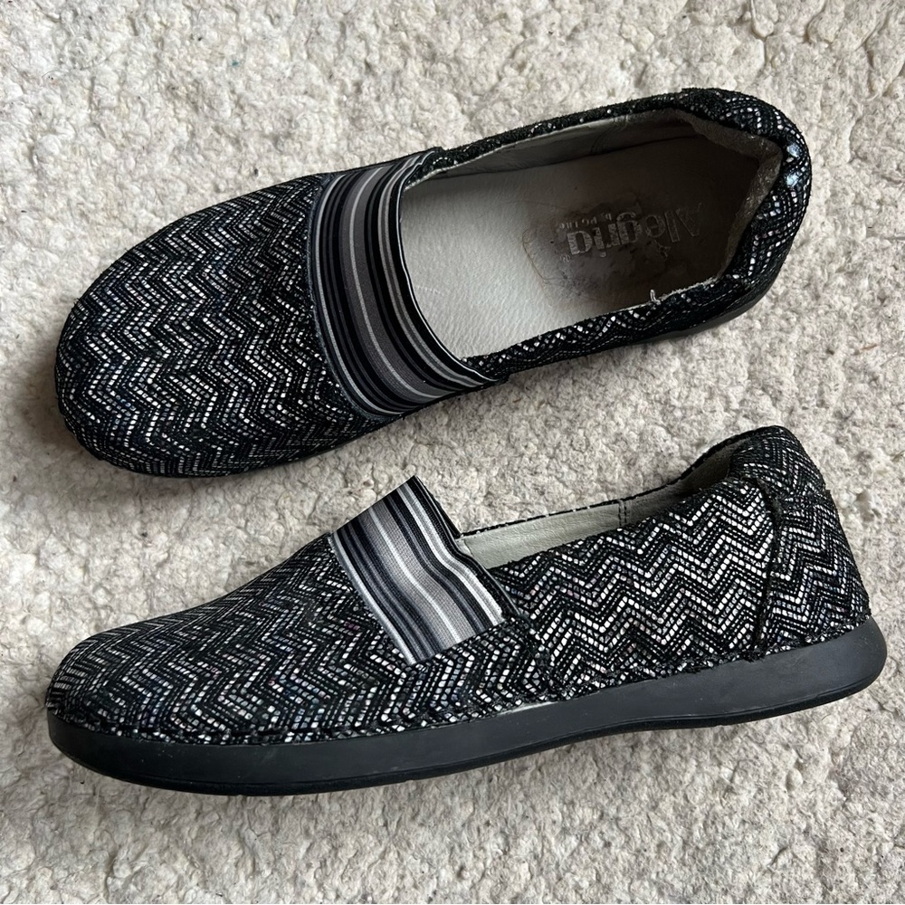 Alegria Black, White Metallic Gray Glee Ric Rack Slip On Clogs Size 39 - Picture 9 of 9